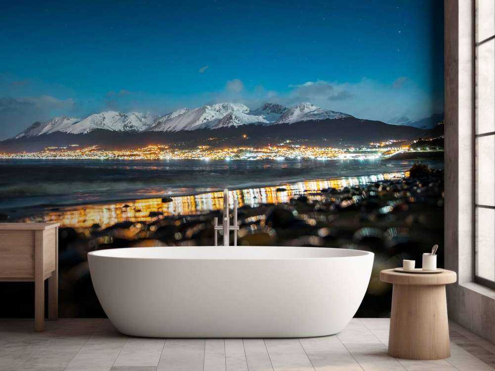 Nachtlicht aan besneeuwde kust