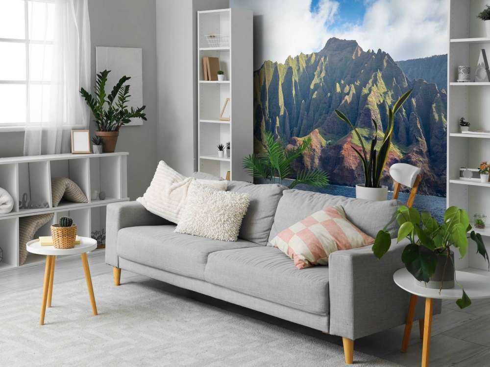 Tropische kliffen aan diepblauwe zee