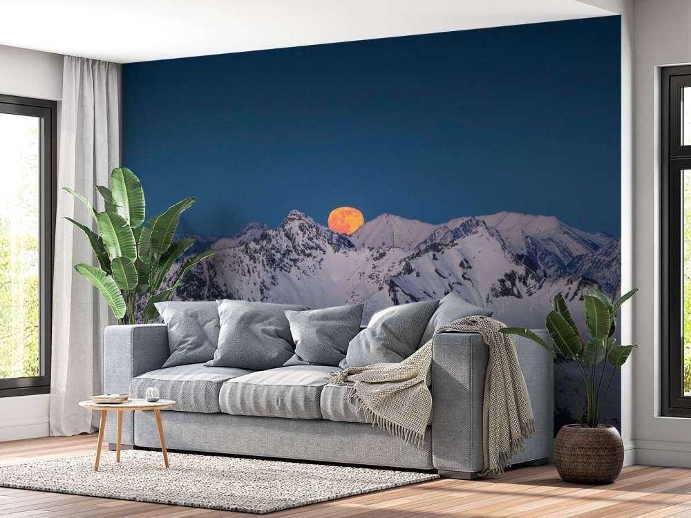 Volle maan boven alpentoppen