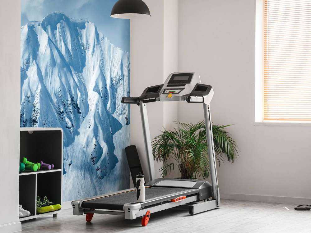 Steile sneeuwtoppen onder winterzon