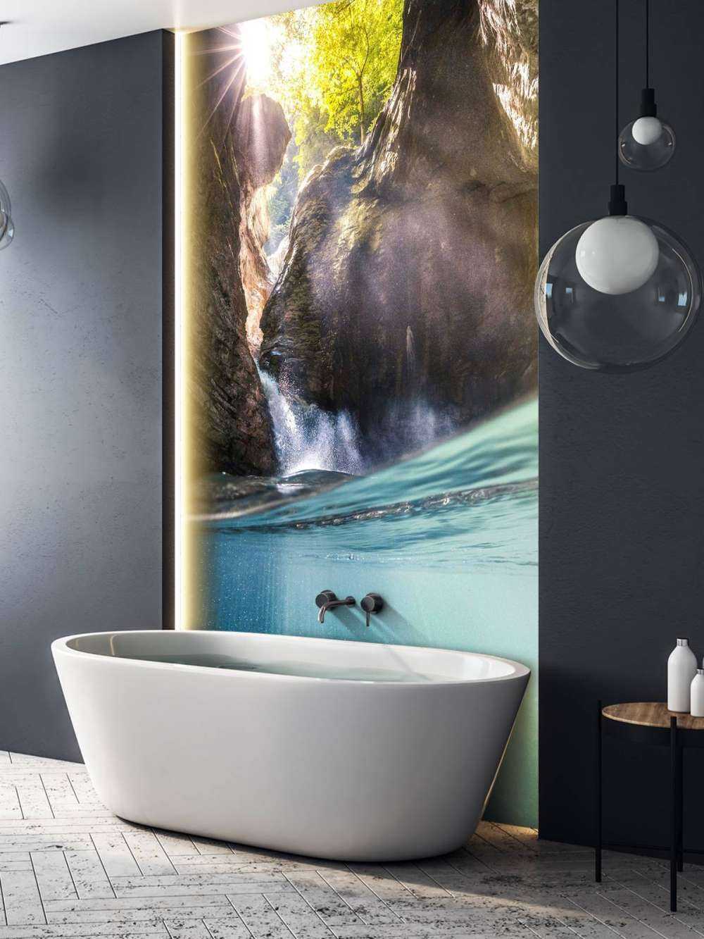 Zonlicht in bergkloof met waterval