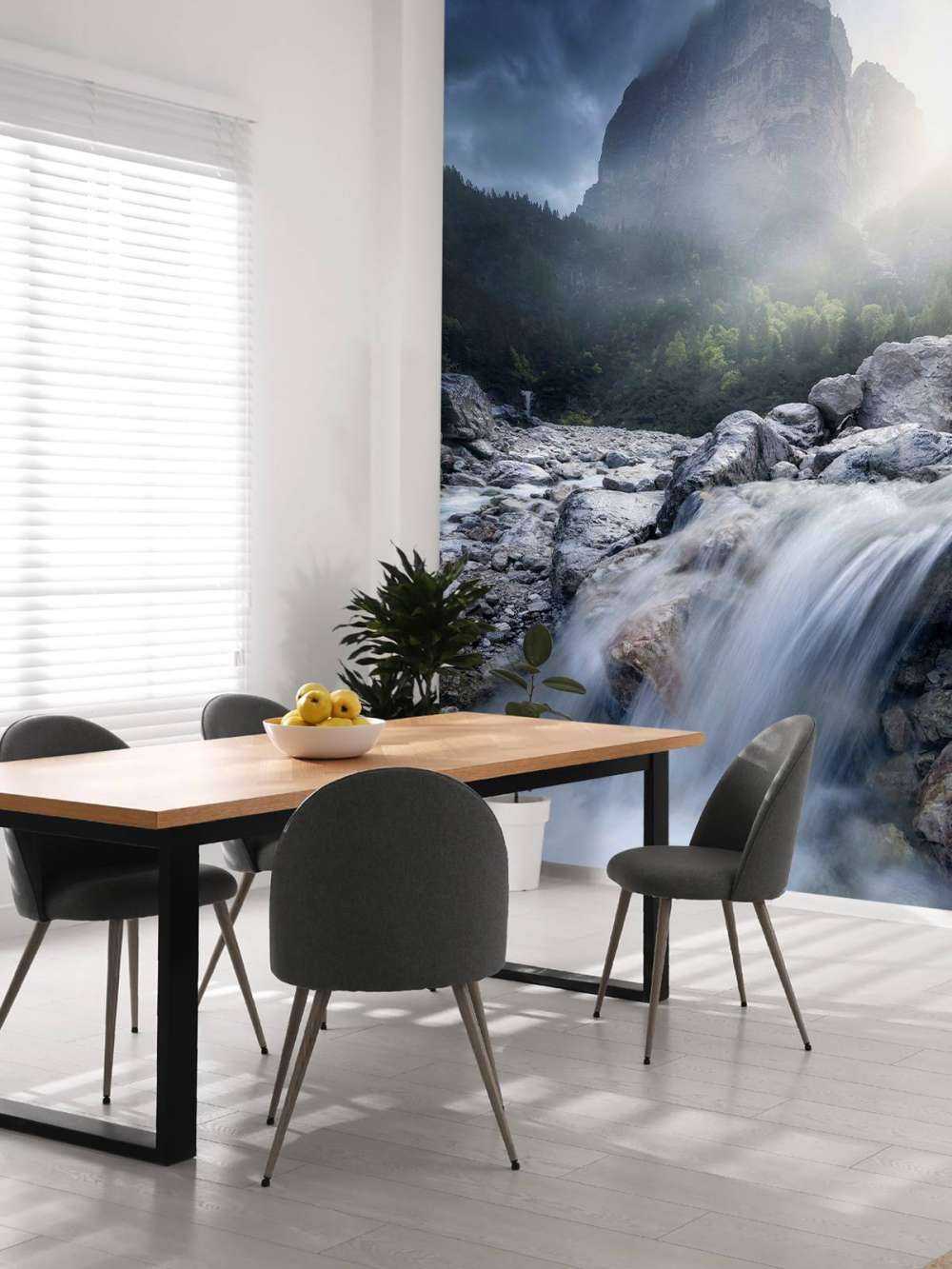 Mistige Bergstroom bij Zonsopkomst