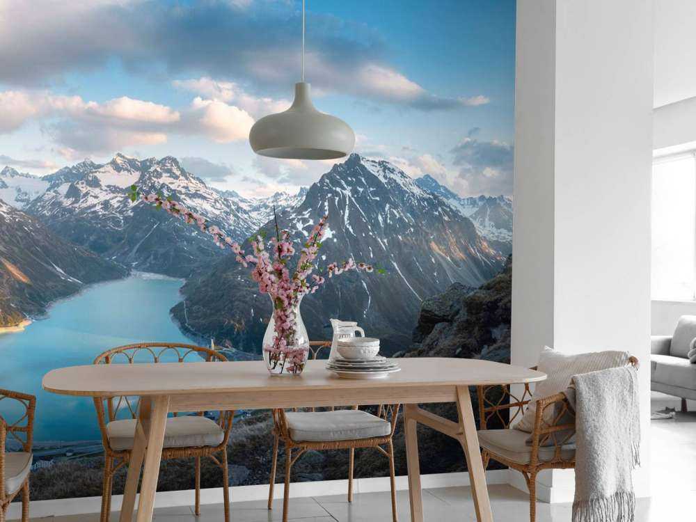 Uitzicht over alpenmeer bij zonsondergang