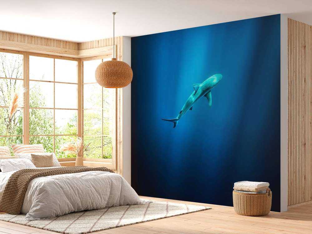 Haai in diepblauw oceaanlicht