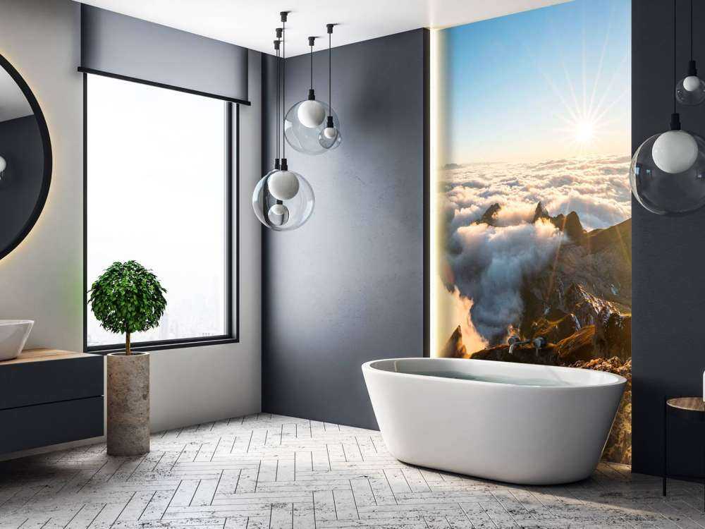 Zon boven wolkendek en bergtoppen