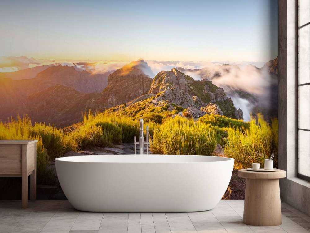 Zonsopkomst boven bergpad en wolken