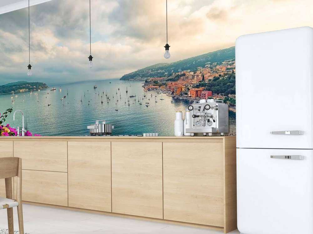 Bloemenkust aan turquoise baai