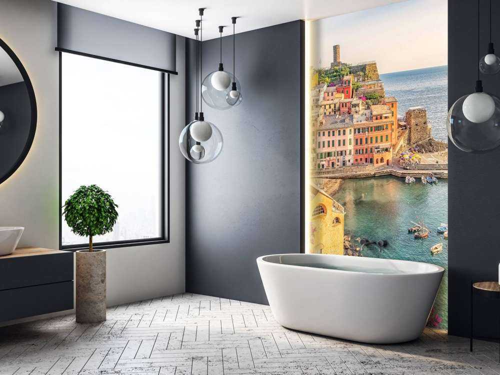 Zomerlicht over kleurrijke havenstad