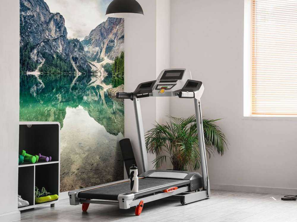 Smaragdgroen bergmeer met rotswanden