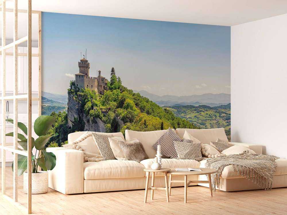 Bergkasteel boven groene heuvels