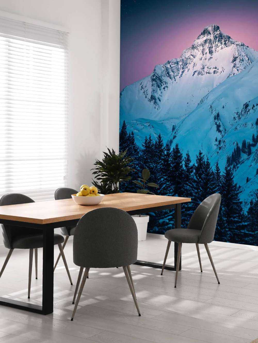 Besneeuwde bergtop bij sterrennacht