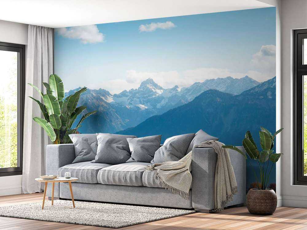 Herfstkleuren voor besneeuwde bergtoppen