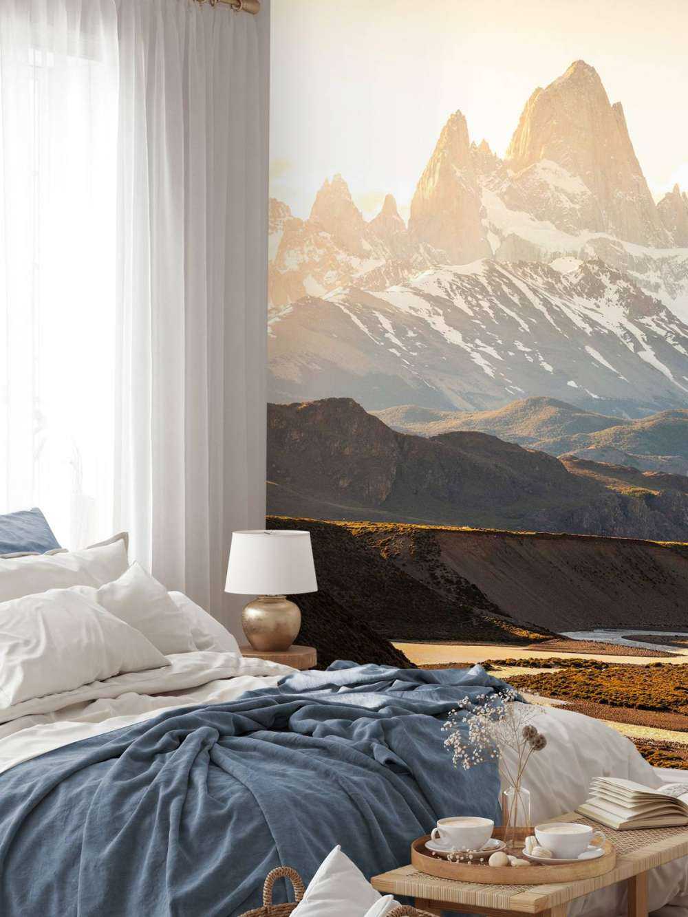 Gouden zonsopgang in bergvallei