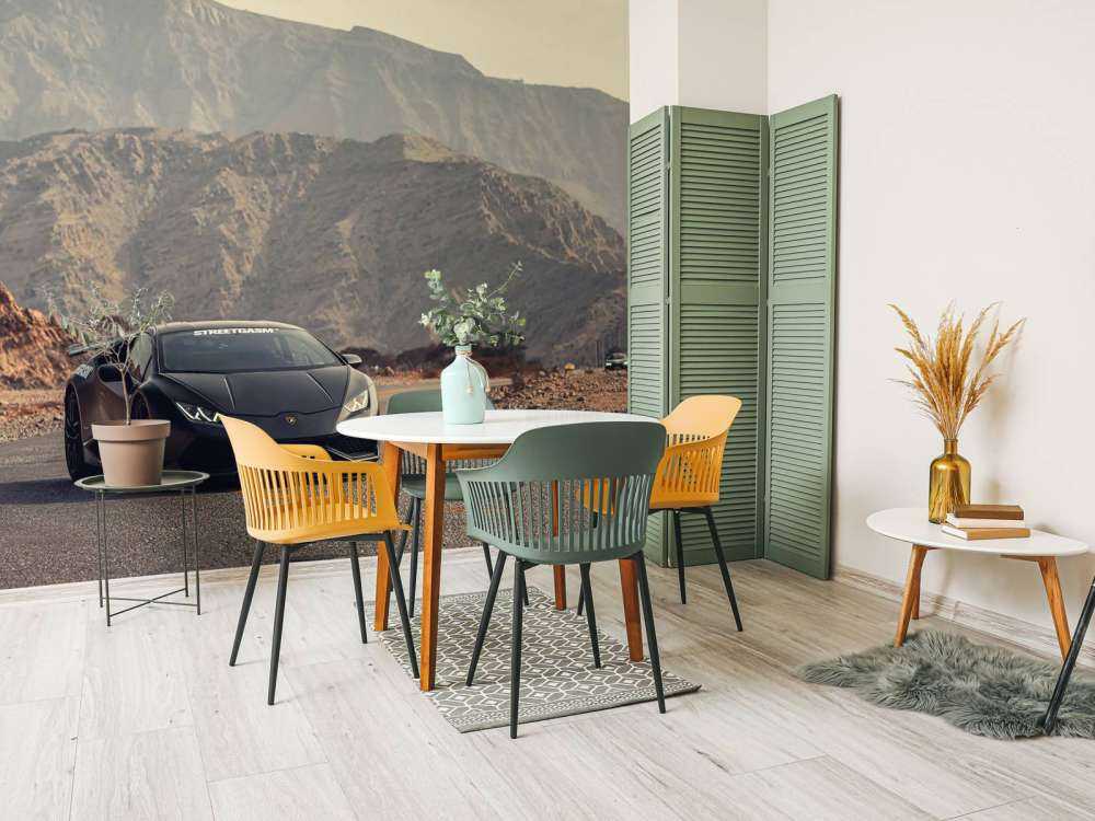 Zwarte supercar in woestijn