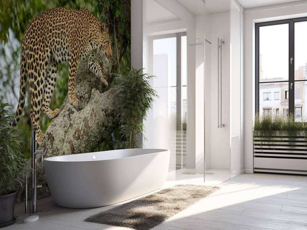 Luipaard klimt in een boom