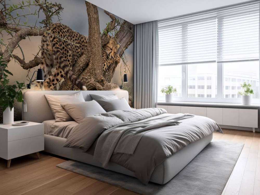 Luipaard krabt aan een boom