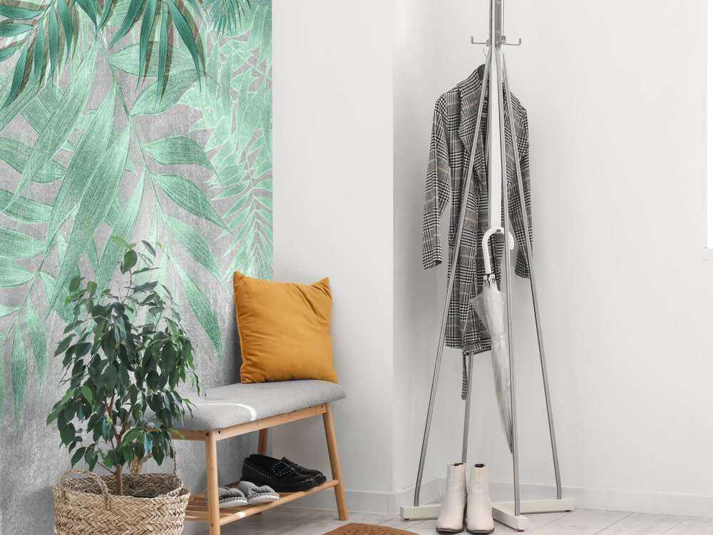 Groene palmbladeren met grijze betonwand