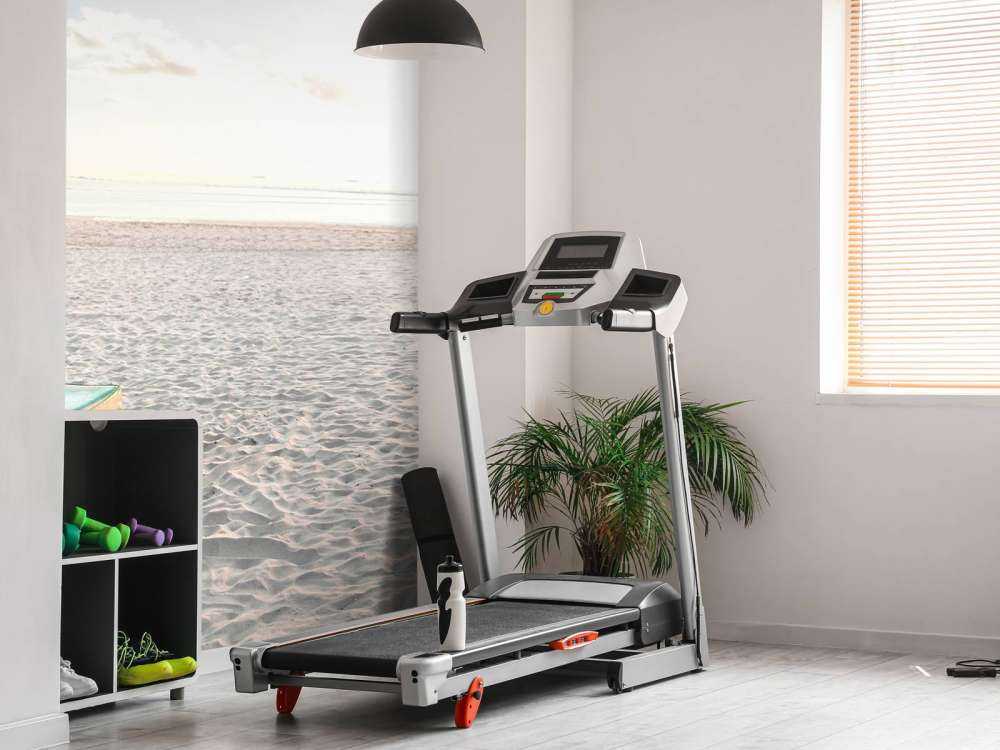 Groot wit strand met twee ligbedden