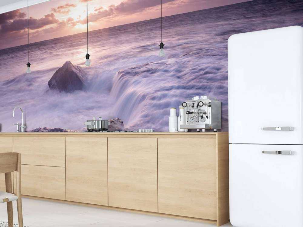 Wilde zee tijdens zonsondergang