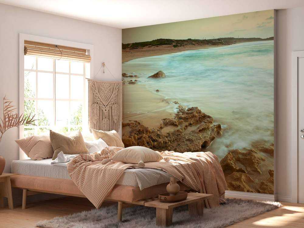 Rustig strand met rotsen