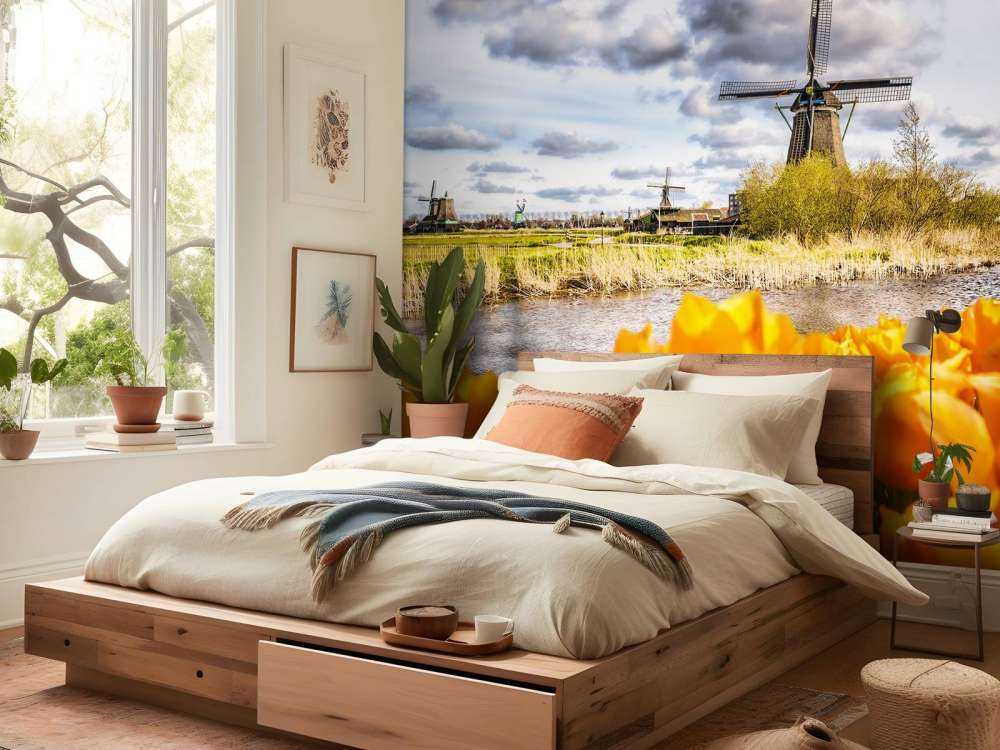 Hollandse molen met oranje tulpen op de voorgrond