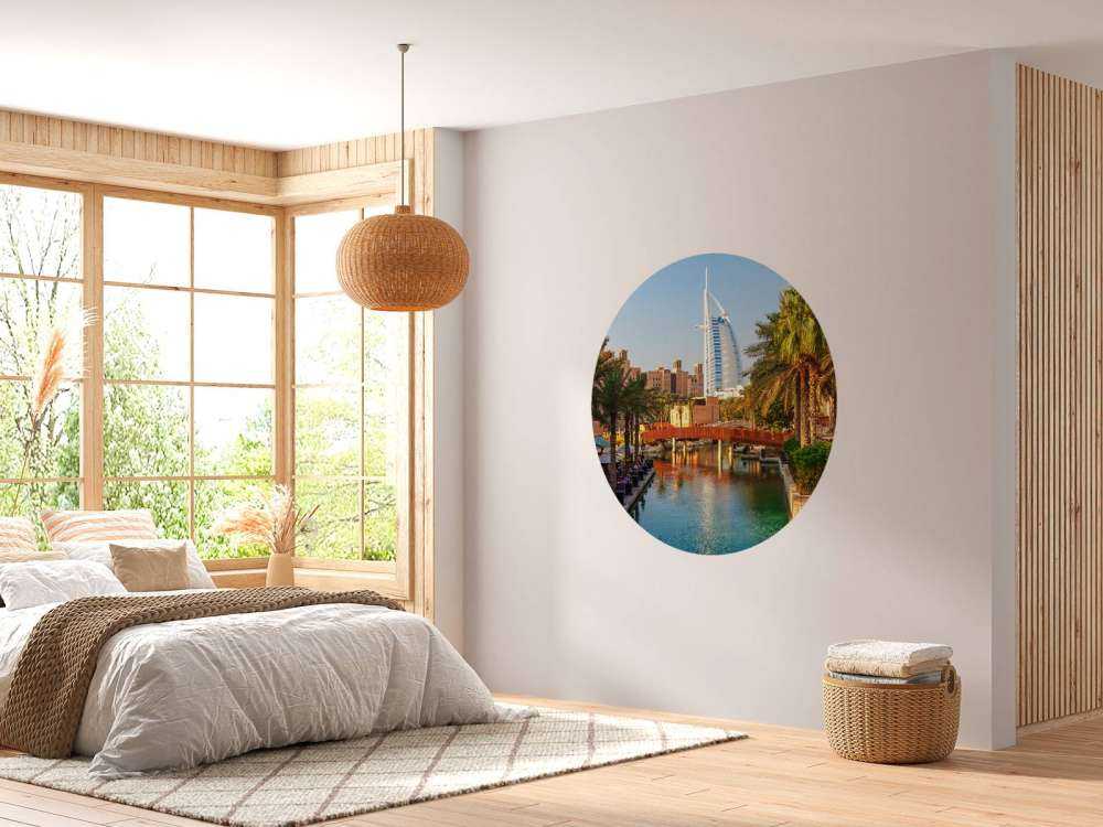 Burj Al Arab met palmbomen op de voorgrond