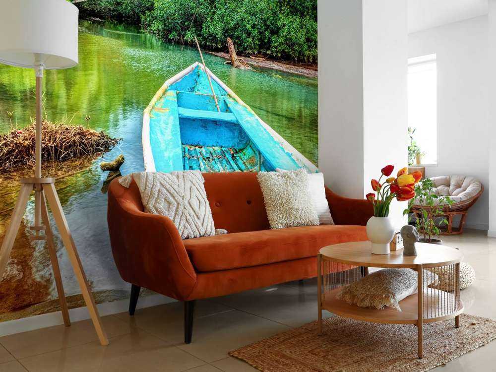 Oude boot in een tropische rivier