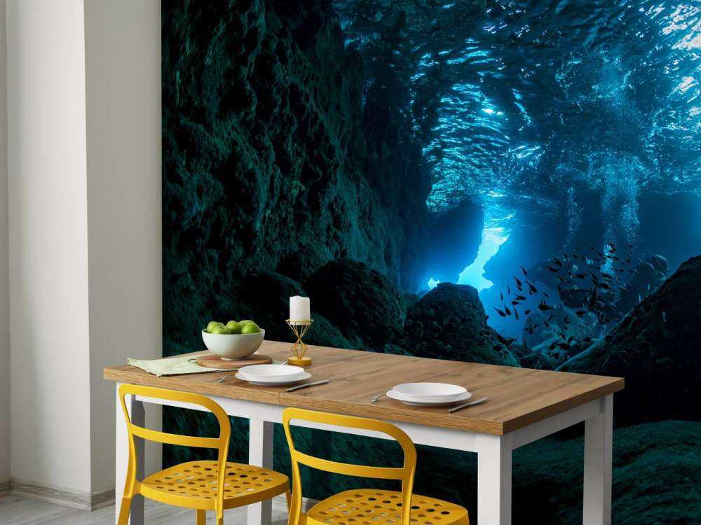 Zonnestralen in onderwater grot