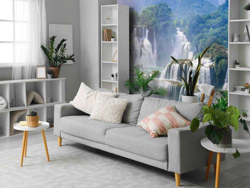 Prachtige waterval in de bergen