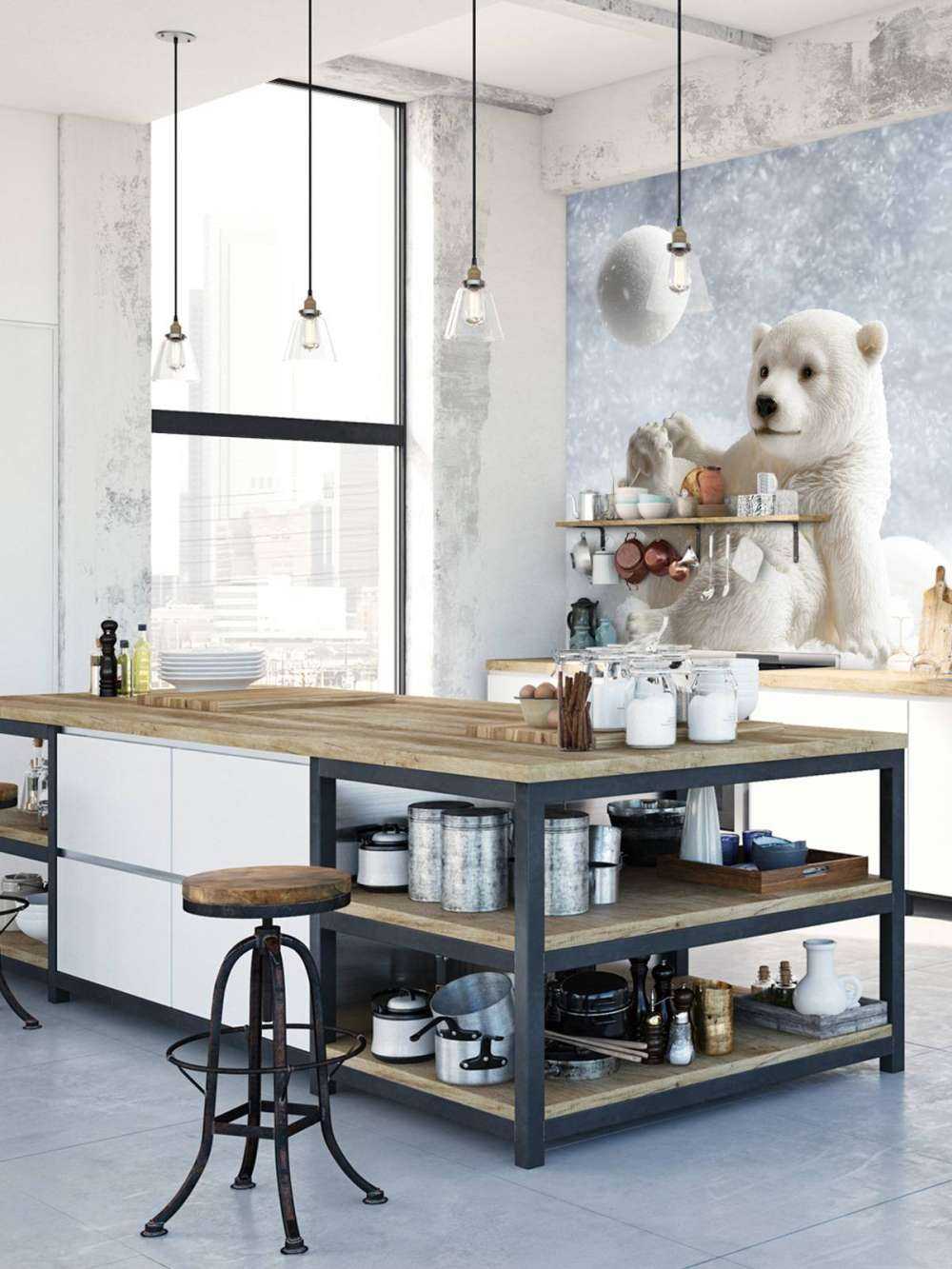 Een ijsbeer speelt met een sneeuwbal