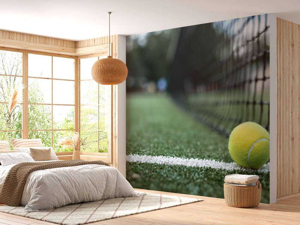 Gele tennisbal tegen het net aan