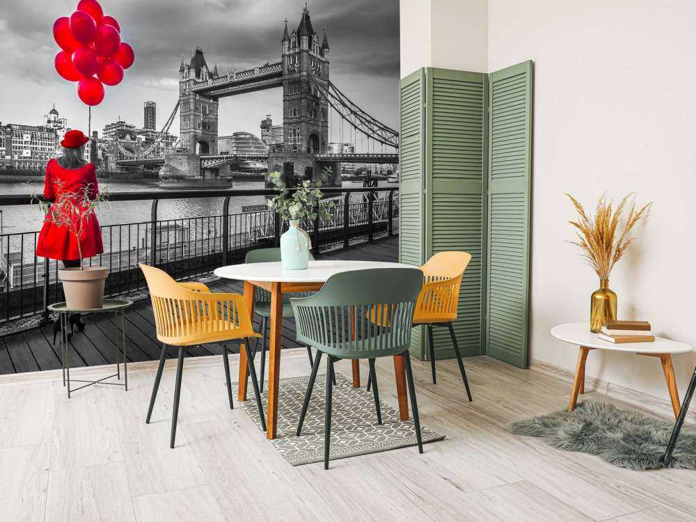 Vrouw bij de Tower bridge