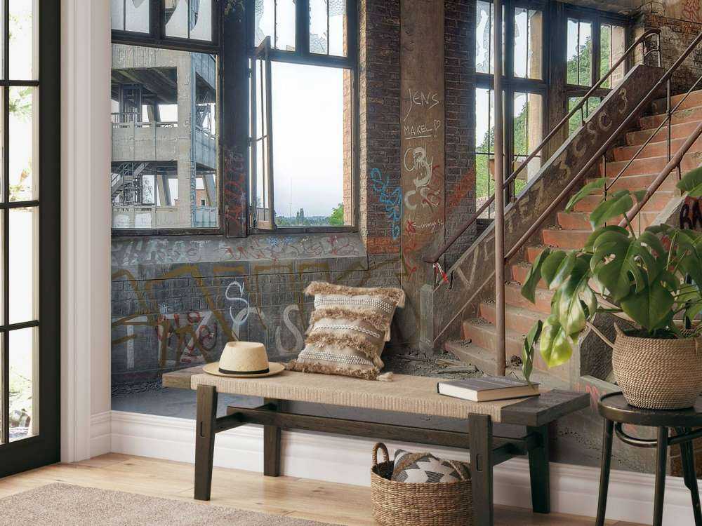 Vervallen trappenhuis met graffiti