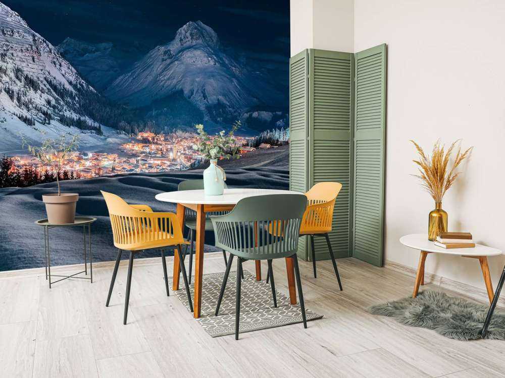 Winterdorp onder maanlicht in alpenvallei