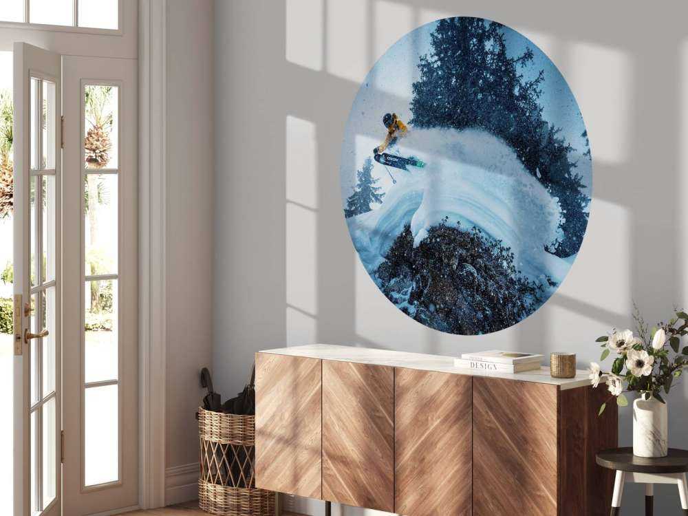 Sprong in sneeuwstorm tussen naaldbomen