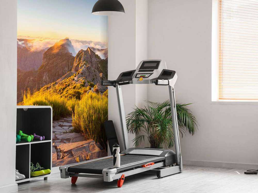 Zonsopkomst boven bergpad en wolken