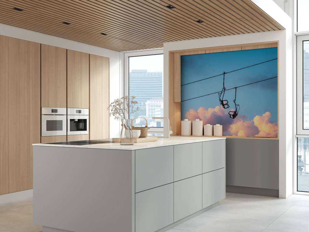 Stoeltjeslift boven roze avondwolken