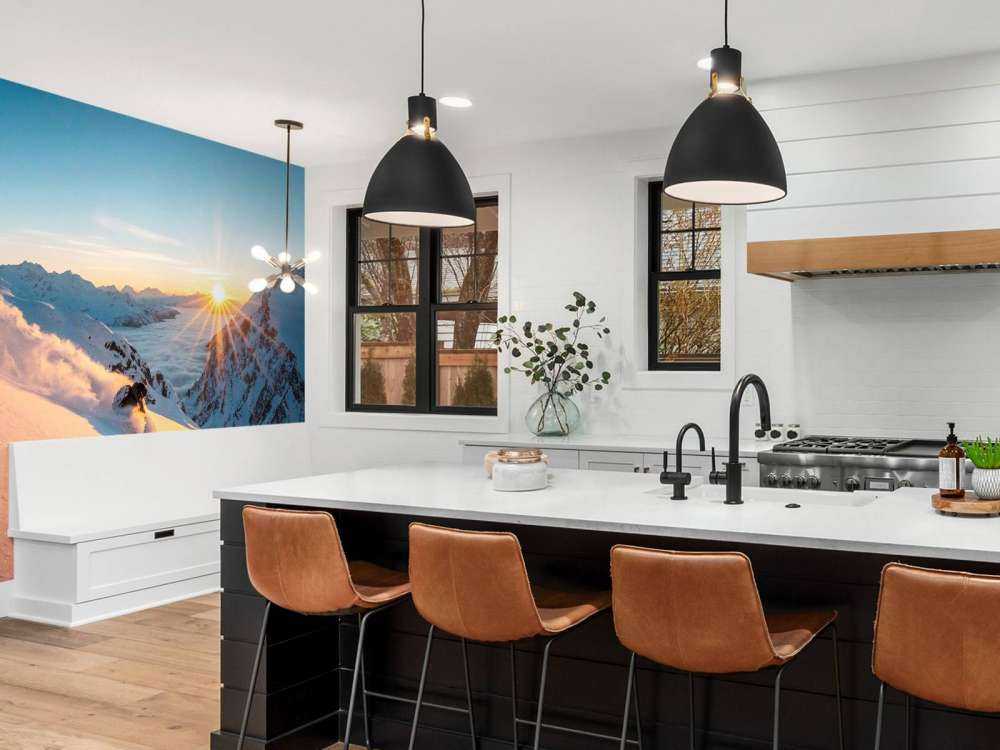 Skitocht bij zonsopkomst in alpen