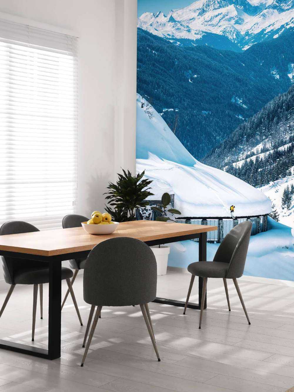 Diepblauwe alpentoppen in wintersneeuw