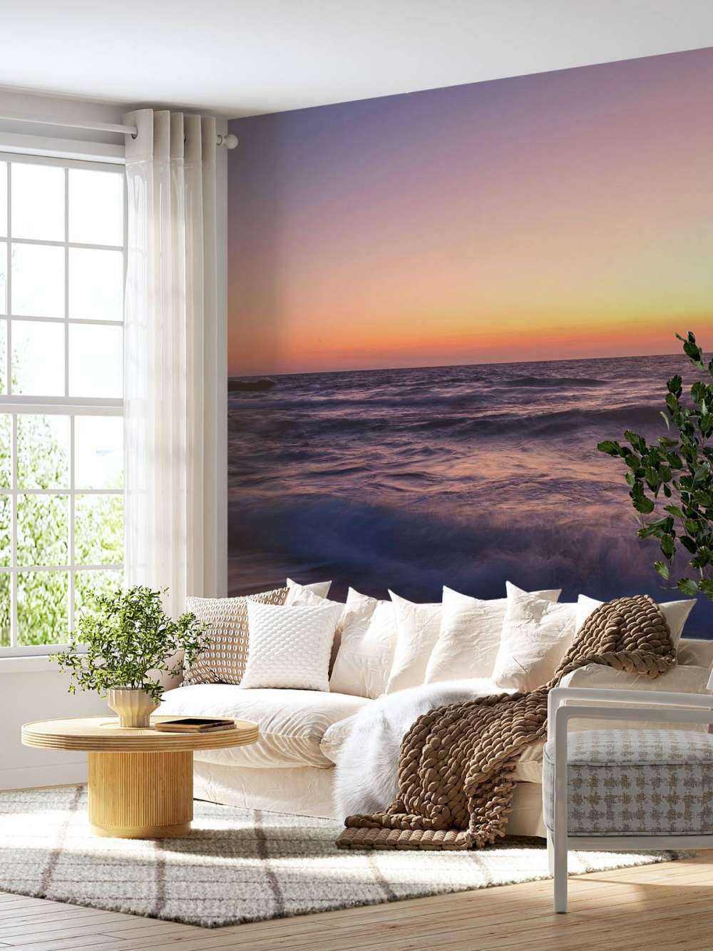 Maanlicht boven paarse branding bij zonsondergang