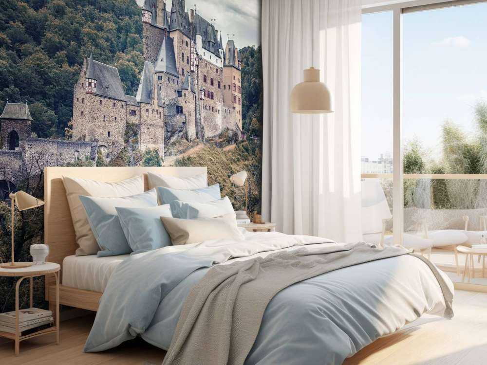 Kasteel tussen groene heuvels