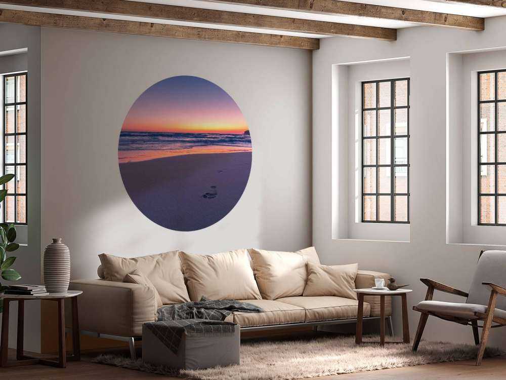 Voetstappen in zachte avondlicht