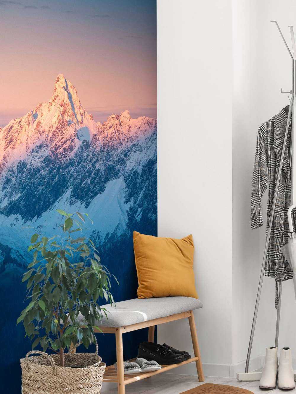 Avondlicht op besneeuwde bergtop