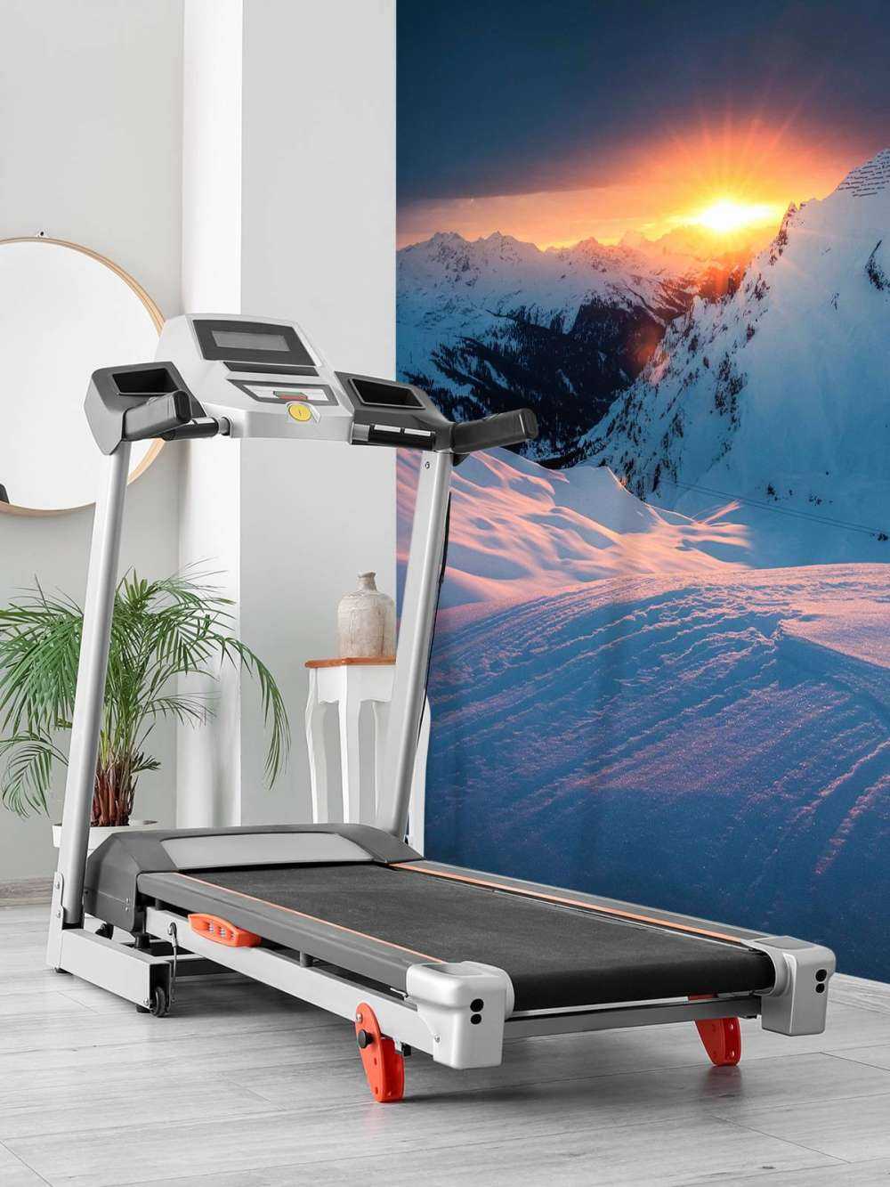 Ondergaande zon boven besneeuwde alpentoppen