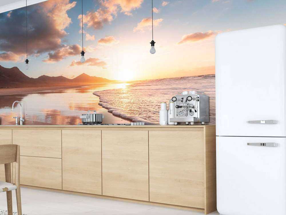 Gouden zonsondergang aan stille kust