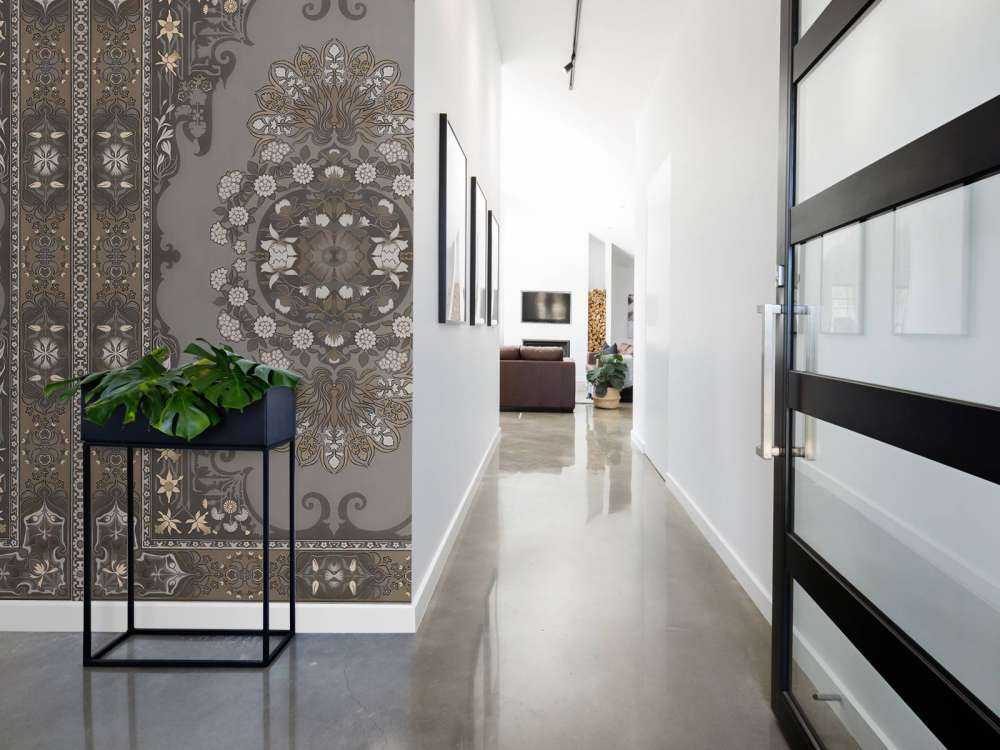 Klassieke ornamenten in donker taupe