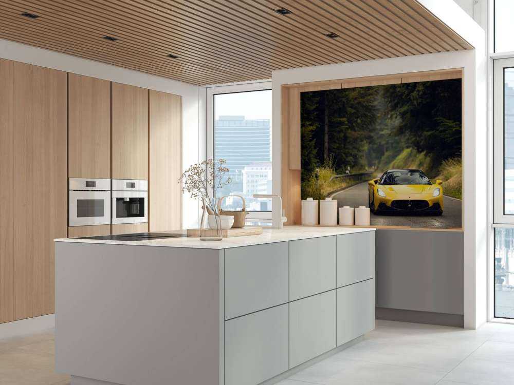 Gele Maserati in het groene woud