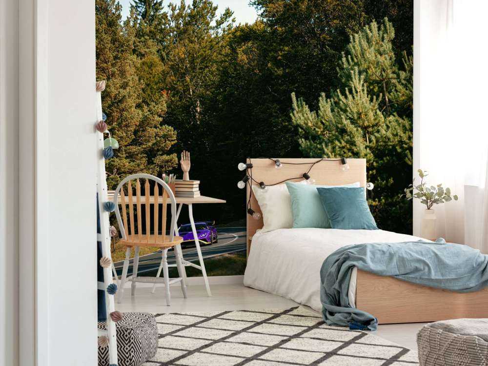 Paarse Lamborghini Huracán in boslandschap