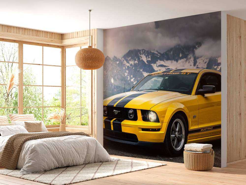 Gele mustang in berglandschap