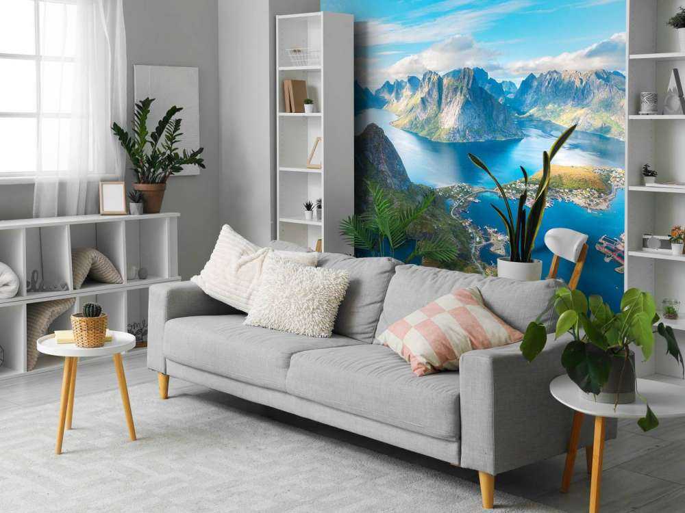 Bergmeer en fjorddorp in zonlicht